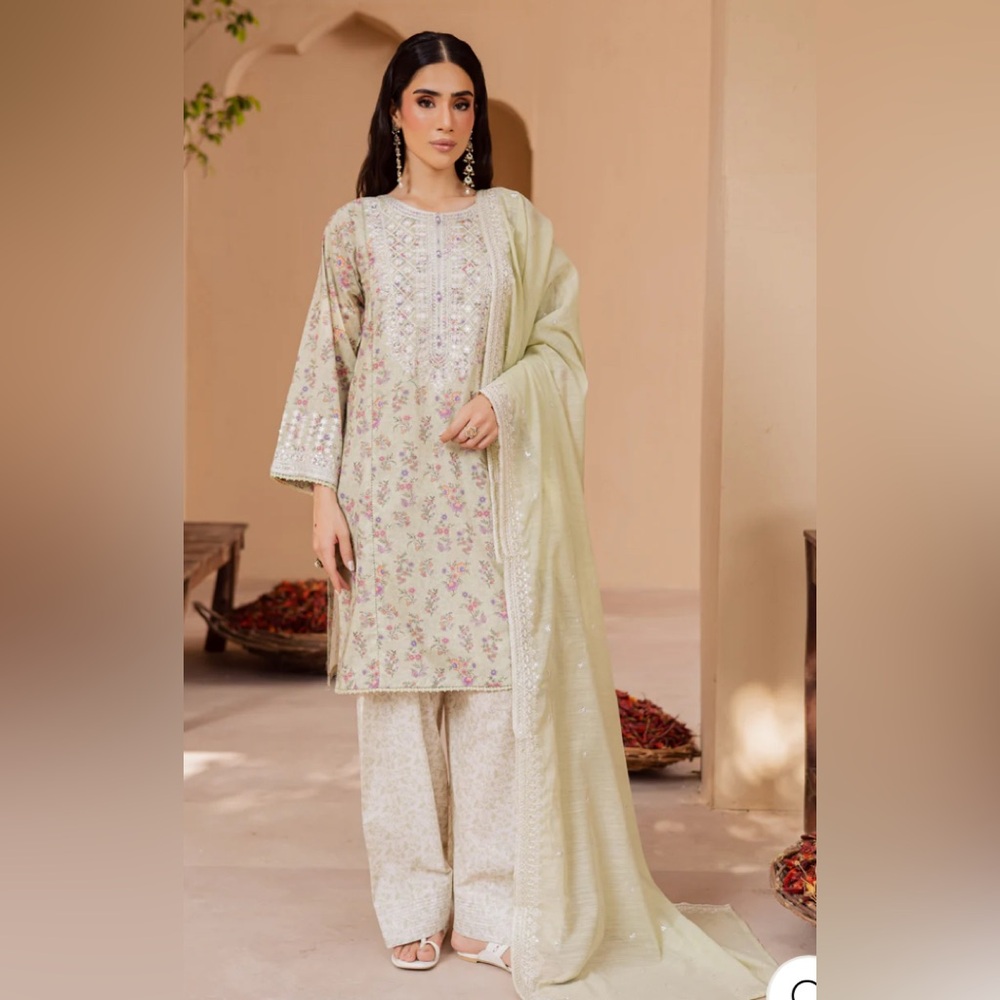 Floral Embroidered Women's Farshi Suit Set. Brand new with tags